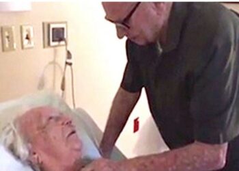 Αποχαιρετά την επι 73 χρόνια γυναίκα του,αλλά μόλις δείτε το αριστερό του χέρι…