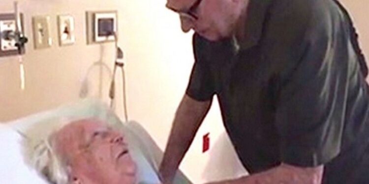 Alldaynews.gr Αποχαιρετά την επι 73 χρόνια γυναίκα του,αλλά μόλις δείτε το αριστερό του χέρι…