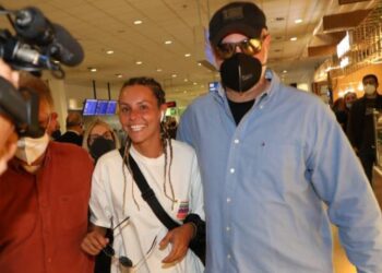 Alldaynews.gr Survivor: Έκανε την μπλούζα φόρεμα-Αποκαλυπτική η επιστροφή της Σοφιάνας στην Ελλάδα