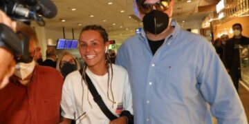 Alldaynews.gr Survivor: Έκανε την μπλούζα φόρεμα-Αποκαλυπτική η επιστροφή της Σοφιάνας στην Ελλάδα