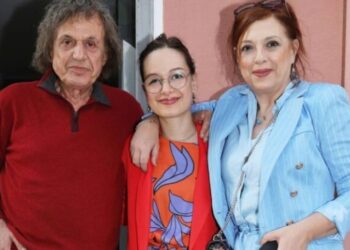 Βασίλης Παπακωνσταντίνου-Ελένη Ράντου: Με την κόρη τους στην έκθεση ζωγραφικής της