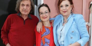 Alldaynews.gr Βασίλης Παπακωνσταντίνου-Ελένη Ράντου: Με την κόρη τους στην έκθεση ζωγραφικής της