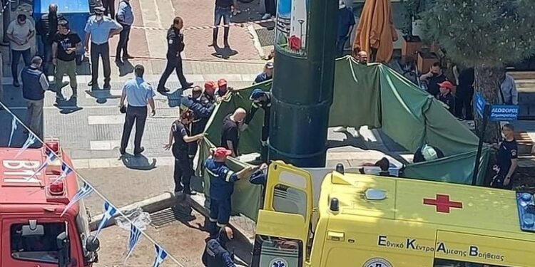 ”Πάγωσαν” μέχρι και οι Διασώστες με αυτό που αντίκρυσαν-Πήγε να πιάσει τα φάρμακα απο τον κάδο και διαμελίστηκε[video]