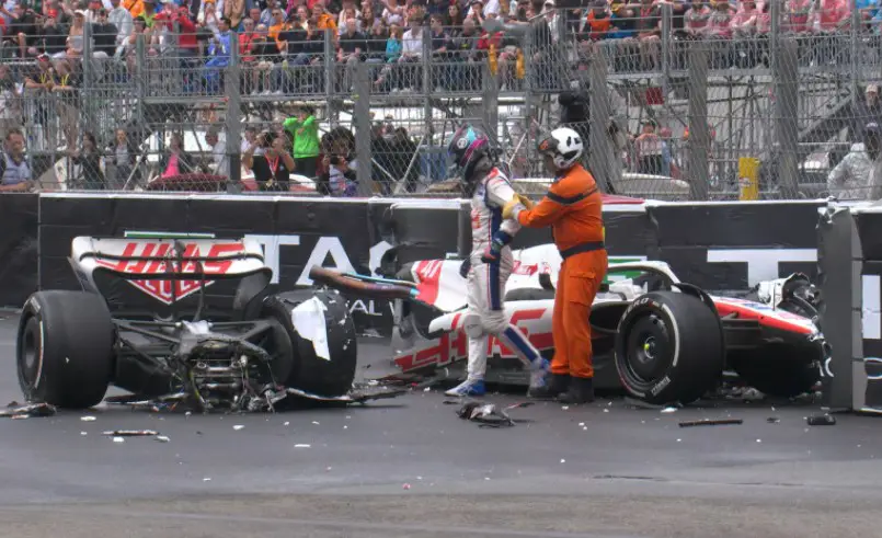Formula 1: Τρομακτικό ατύχημα για τον Σουμάχερ-Κόπηκε στη μέση το μονοθέσιό του