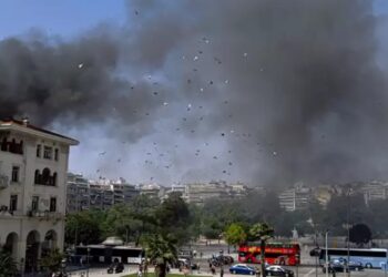 Τραγωδία στη Θεσσαλονίκη: Δύο νέοι διασωληνωμένοι άλλοι επτά τραυματίες από τη μεγάλη φωτιά στην πλατεία Αριστοτέλους
