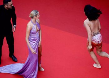 Κάννες: Ξεγυμνώθηκε μπροστά στους φωτογράφους για να στηρίξει την Ουκρανία