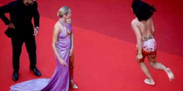 Alldaynews.gr Κάννες: Ξεγυμνώθηκε μπροστά στους φωτογράφους για να στηρίξει την Ουκρανία