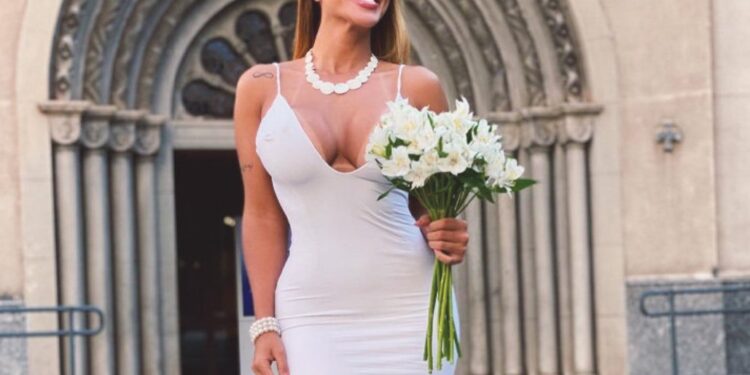 Alldaynews.gr Το τερμάτισε: 33χρονη παντρεύτηκε τον εαυτό της και τώρα ζητά διαζύγιο γιατί… γνώρισε κάποιον άλλον