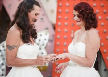 Γαμπρός πήγε στον γάμο του… φορώντας ίδιο νυφικό με την γυναίκα του – Έμειναν όλοι άφωνοι[photos]