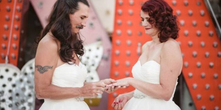 Γαμπρός πήγε στον γάμο του… φορώντας ίδιο νυφικό με την γυναίκα του – Έμειναν όλοι άφωνοι[photos]