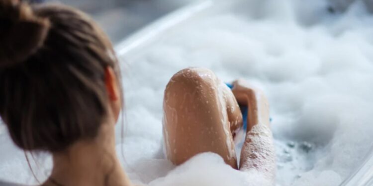 Τέλος το καθημερινό μπάνιο! Πόσες φορές την εβδομάδα πρέπει να κάνουμε μπάνιο, σύμφωνα με τους δερματολόγους;