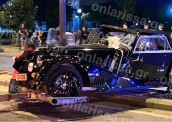 Πολυτελές αυτοκίνητο έπεσε σε κολόνα-Γνωστός γιατρός των Αθηνών ο οδηγός[photos]