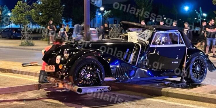 Πολυτελές αυτοκίνητο έπεσε σε κολόνα-Γνωστός γιατρός των Αθηνών ο οδηγός[photos]