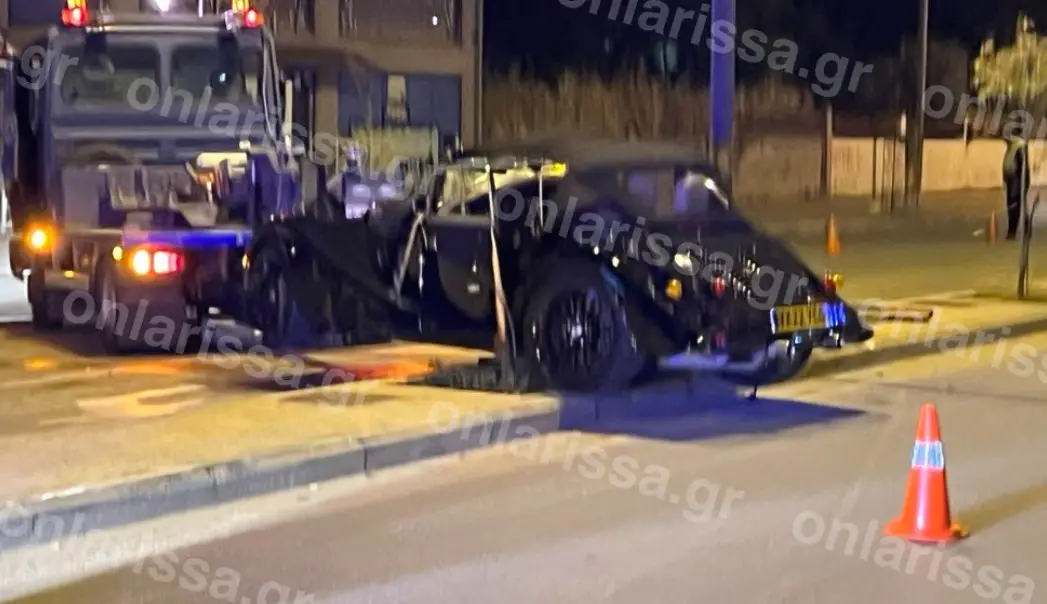 Πολυτελές αυτοκίνητο έπεσε σε κολόνα-Γνωστός γιατρός των Αθηνών ο οδηγός[photos]