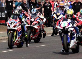 Λάστιχο μοτοσυκλέτας σκάει με 300χλμ/ώρα σε αγώνα-Σοκαριστικό Βίντεο