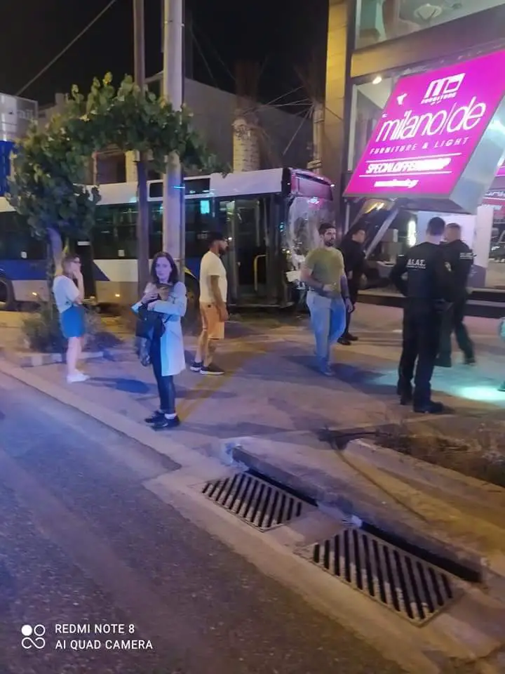 Παλλήνη: Λεωφορείο ξέφυγε της πορείας του και καρφώθηκε σε μαγαζί (video)