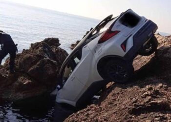 Απίστευτο τροχαίο: Τζιπ βρέθηκε πάνω στα βράχια! (φωτο)