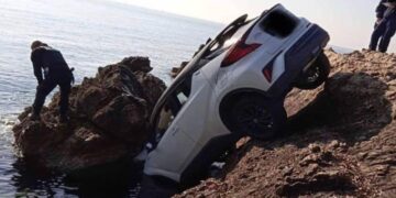 Απίστευτο τροχαίο: Τζιπ βρέθηκε πάνω στα βράχια! (φωτο)