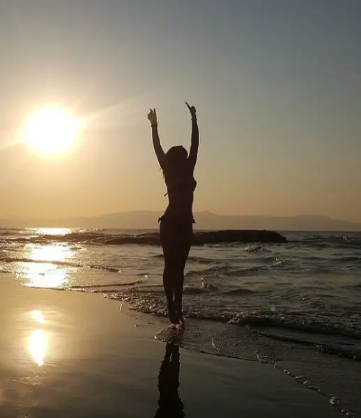 Η Μπάγια Αντωνοπούλου απόλαυσε την παραλία… topless (φωτο)