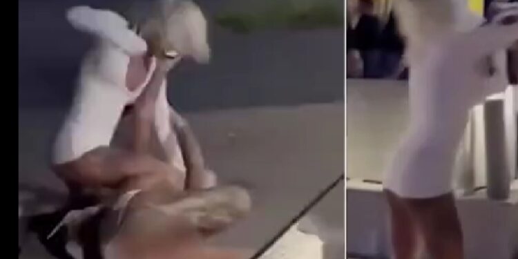 Μοντέλα παίζουν ξύλο έξω από μπαρ (video)