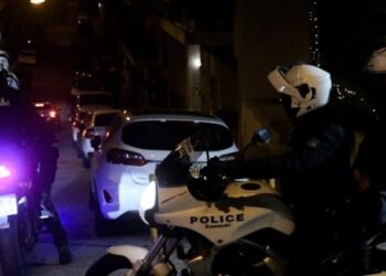 Λάρισα: Μεθυσμένος άνδρας επιτέθηκε σε 3 άτομα – Μεταφέρθηκε με ασθενοφόρο στο νοσοκομείο συνοδεία της «ΔΙΑΣ»