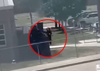 Βίντεο ντοκουμέντο από το Μακελειό σε Δημοτικό Σχολείο: Ο δράστης μπαίνει στο σχολείο – 19 τα νεκρά παιδιά έως 10 ετών και 2 δασκάλες