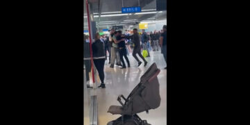 Alldaynews.gr Άγριο ξύλο για μια βαλίτσα στο αεροδρόμιο (video)