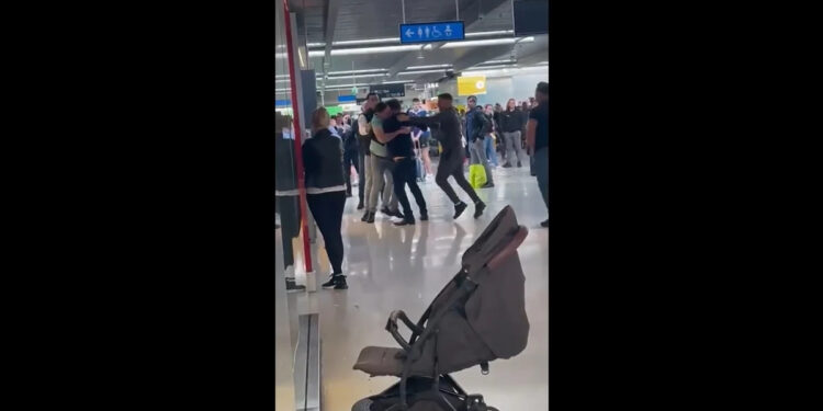 Alldaynews.gr Άγριο ξύλο για μια βαλίτσα στο αεροδρόμιο (video)