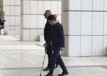 Ο Μένιος Φουρθιώτης πήγε στα δικαστήρια για την υπόθεση με την Τζούλια Αλεξανδράτου (video)