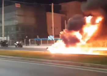 ΠΡΙΝ ΛΙΓΟ: Σοβαρό Τροχαίο – Μηχανή έπεσε σε ΙΧ και έπιασε φωτιά (φωτο, video)