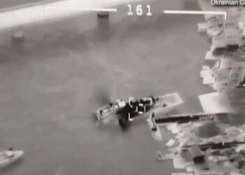 Ουκρανία: Βίντεο-ντοκουμέντο δείχνει ουκρανικό drone να καταστρέφει ρωσικό πλοίο στο Φιδονήσι – Πύραυλοι στην Οδησσό
