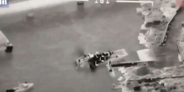 Ουκρανία: Βίντεο-ντοκουμέντο δείχνει ουκρανικό drone να καταστρέφει ρωσικό πλοίο στο Φιδονήσι – Πύραυλοι στην Οδησσό