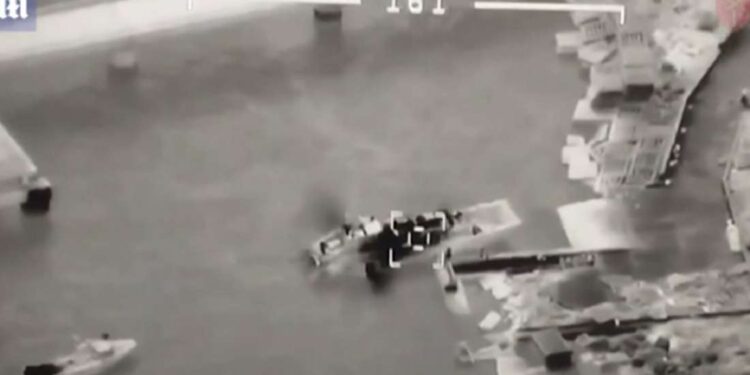 Ουκρανία: Βίντεο-ντοκουμέντο δείχνει ουκρανικό drone να καταστρέφει ρωσικό πλοίο στο Φιδονήσι – Πύραυλοι στην Οδησσό