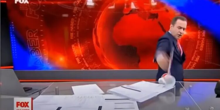 Alldaynews.gr Χαμός στον «αέρα» του τουρκικού Fox TV: Τα έσπασε ο παρουσιαστής του δελτίου ειδήσεων!
