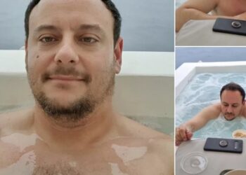 Ο Γκίκας Μαγιορκίνης ποζάρει σε τζακούζι από τη Σαντορίνη