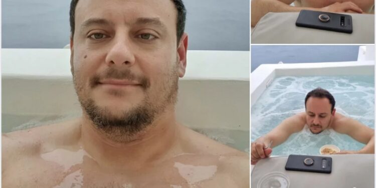 Ο Γκίκας Μαγιορκίνης ποζάρει σε τζακούζι από τη Σαντορίνη