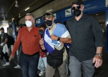 Survivor: Ο Τάκης Καραγκούνιας επέστρεψε στην Ελλάδα- Οι πρώτες φωτογραφίες από το αεροδρόμιο!