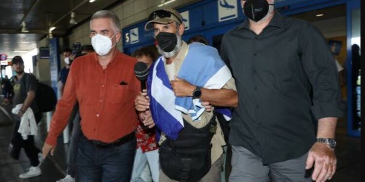 Alldaynews.gr Survivor: Ο Τάκης Καραγκούνιας επέστρεψε στην Ελλάδα- Οι πρώτες φωτογραφίες από το αεροδρόμιο!