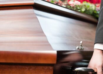 Alldaynews.gr Βοιωτία: Σοκαριστική κίνηση ιδιοκτήτη γραφείου τελετών στην υπάλληλό του-Ήταν ανάμεσα στα φέρετρα και…