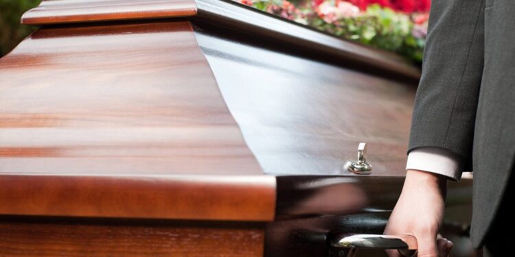 Alldaynews.gr Βοιωτία: Σοκαριστική κίνηση ιδιοκτήτη γραφείου τελετών στην υπάλληλό του-Ήταν ανάμεσα στα φέρετρα και…