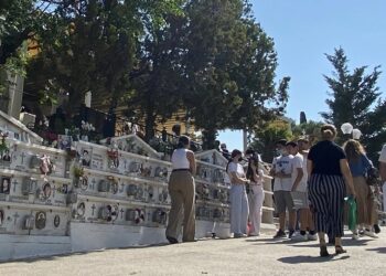 Σαν αρχαία τραγωδία: Το «τελευταίο αντίο» στο συμμαθητή τους Μάκη – Με λευκά μπλουζάκια στην κηδεία (φωτο, video)