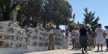 Alldaynews.gr Σαν αρχαία τραγωδία: Το «τελευταίο αντίο» στο συμμαθητή τους Μάκη – Με λευκά μπλουζάκια στην κηδεία (φωτο, video)