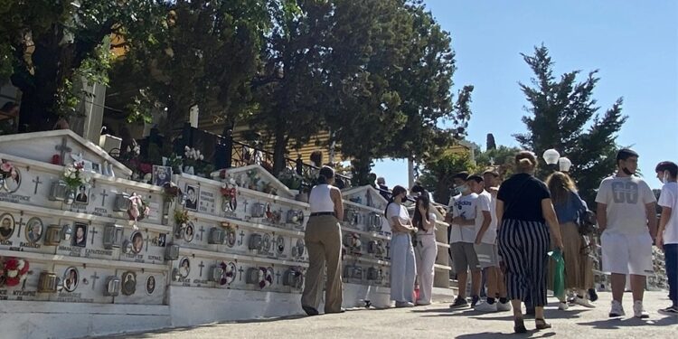 Alldaynews.gr Σαν αρχαία τραγωδία: Το «τελευταίο αντίο» στο συμμαθητή τους Μάκη – Με λευκά μπλουζάκια στην κηδεία (φωτο, video)