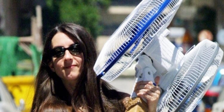 Alldaynews.gr Μέχρι και ανεμιστήρες έγιναν απλησίαστοι: Διπλασιάστηκαν οι τιμές τους (video)