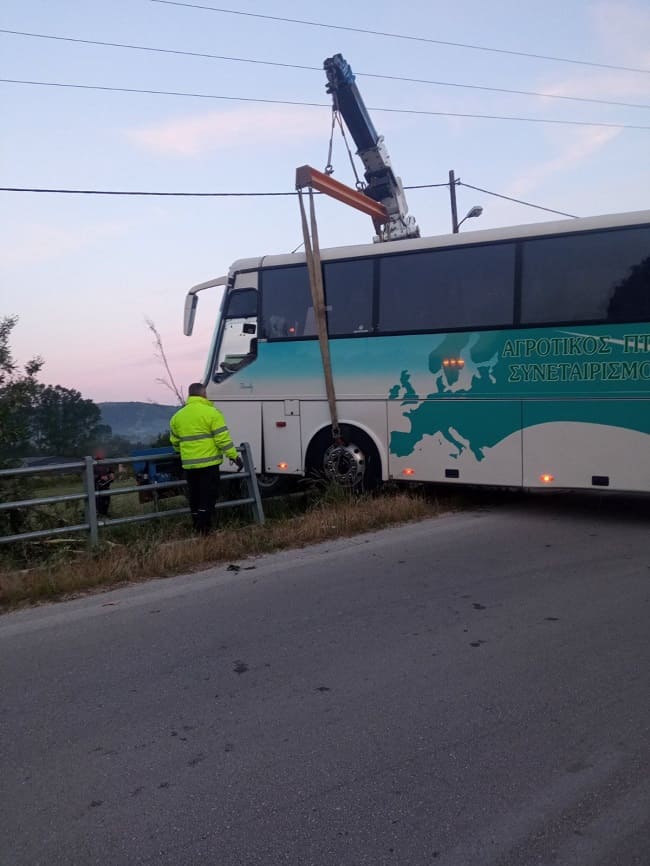 Ατύχημα με λεωφορείο στα Ιωάννινα – Λιποθύμησε στο τιμόνι ο οδηγός