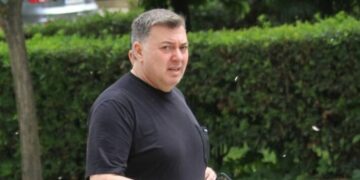 Alldaynews.gr Σπάνια εμφάνιση για τον Νίκο Μακρόπουλο! Η αλλαγή στην εμφάνισή του