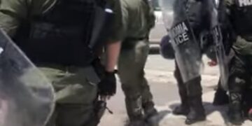 ΑΠΘ: «Πονάω, δεν μπορώ να πάρω ανάσα» – ΜΑΤ σέρνουν αιμόφυρτο φοιτητή[Βίντεο Ντοκουμέντο]