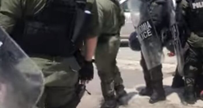 ΑΠΘ: «Πονάω, δεν μπορώ να πάρω ανάσα» – ΜΑΤ σέρνουν αιμόφυρτο φοιτητή[Βίντεο Ντοκουμέντο]