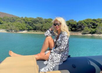 Μας τρέλανε η Μενεγάκη! Έβαλε το ροζ μπικίνι της και πόζαρε με τη μαμά της![photos]