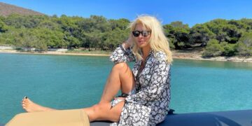 Μας τρέλανε η Μενεγάκη! Έβαλε το ροζ μπικίνι της και πόζαρε με τη μαμά της![photos]